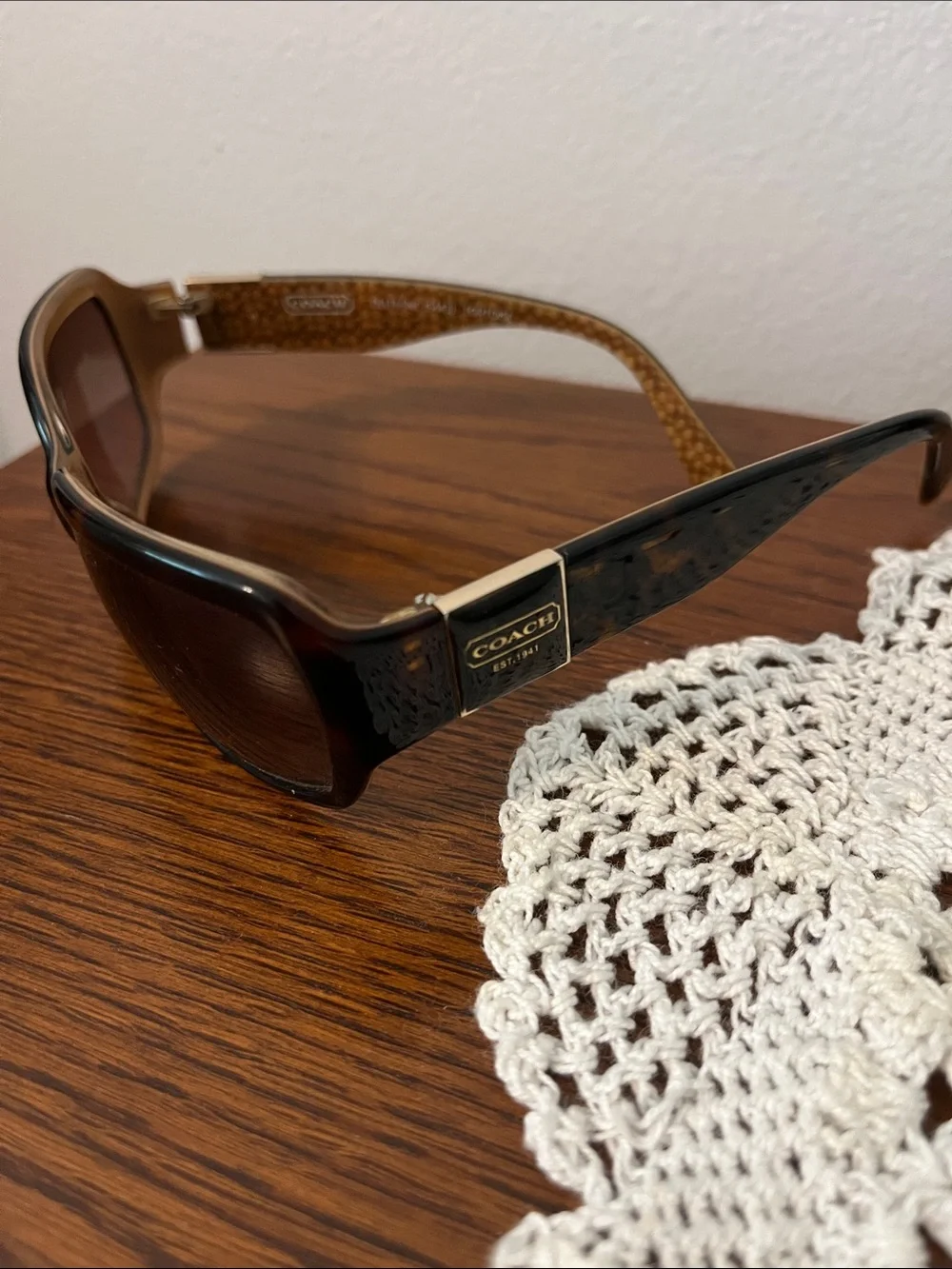 Coach: Tortoise Frame Brown Lens Women's Sunglasses - Picture 2 of 3
